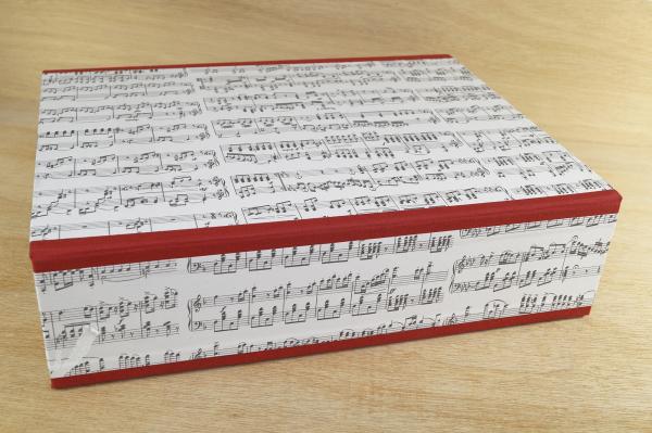 Box with sheet music motif and linen edges Hinged lid